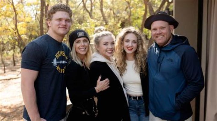 Chris Hutchinson is Married to Wife: Melissa Hutchinson. Kids.