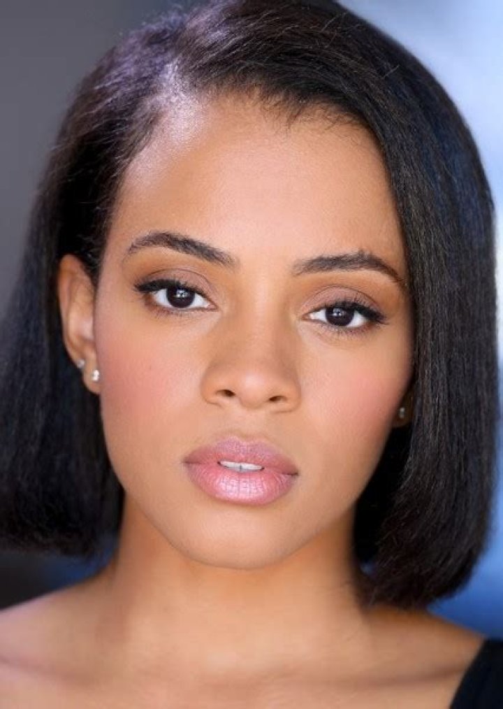 Efrangeliz Medina Height, Weight, Net Worth, Age, Birthday, Wikipedia, Who, Nationality, Biography