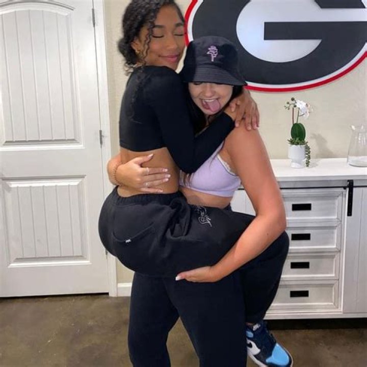 
Holly H (TikTok Star) Biography, Age, Boyfriend, Height, Net Worth 