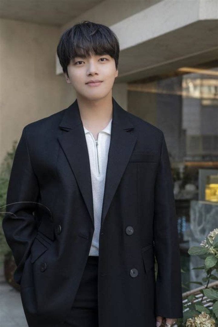 
Jin Goo Height, Weight, Net Worth, Age, Birthday, Wikipedia, Who, Nationality, Biography 
