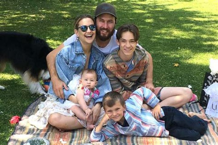 
Kate Hudson and Fiancé Danny Fujikawa Enjoy Some ‘Family R and R’ on Desert Vacation with Daughter Rani Rose 