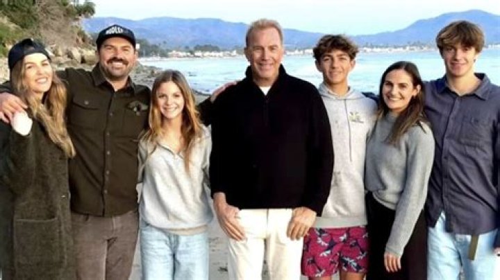 
Kevin Costner’s Children & Family: The True Loves of His Life 