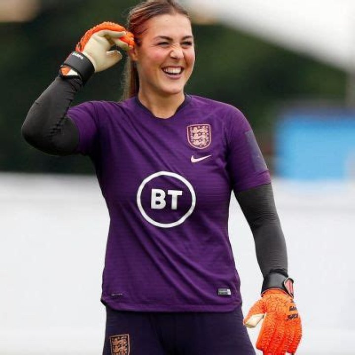 
Mary Earp Salary | What’s Her Net Worth | Football Player Career And Contract Details 