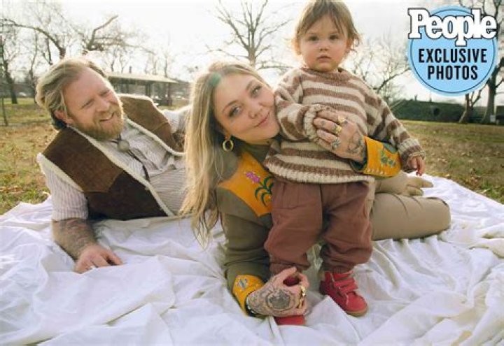 Who are Elle King Parents? Elle King Biography, Parents Name and More